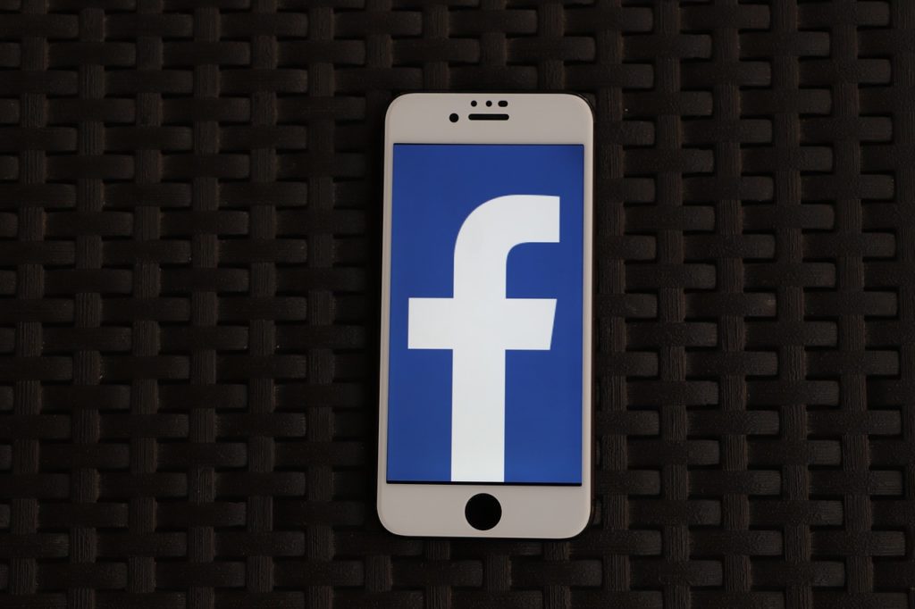  A screenshot of a smartphone with the Facebook Lite app open.